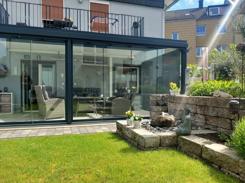 Moderne Terrasse mit Holzdeck