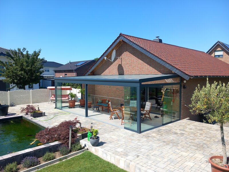 Elegante Terrasse mit Steinplatten