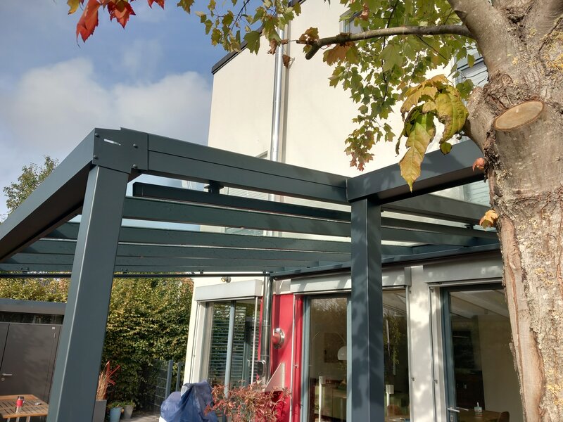 Gemütliche Terrasse mit Gartenmöbeln