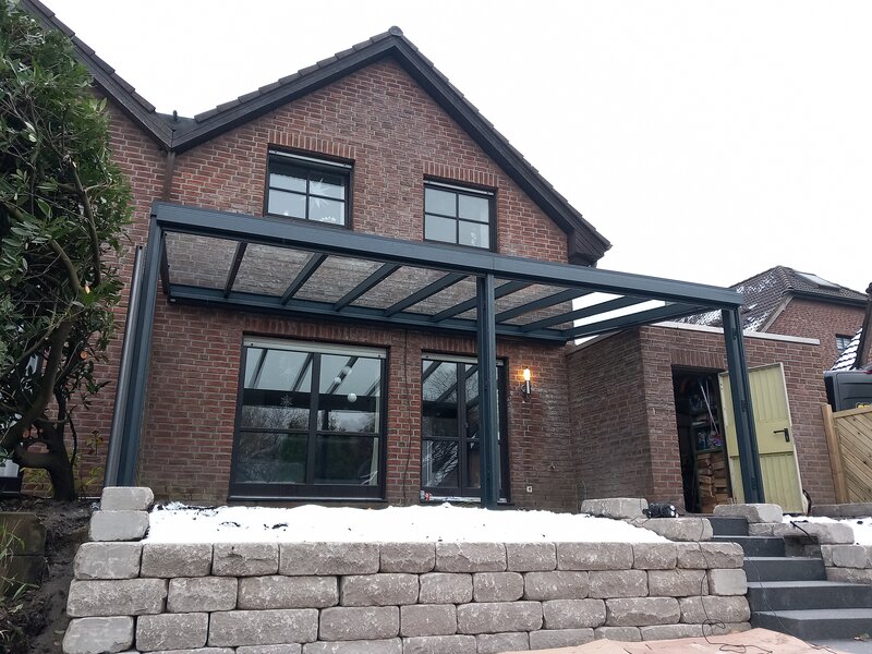 Terrasse mit integriertem Sonnenschutz